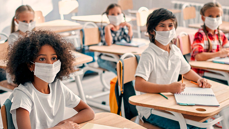 Kinder in gesundem Klassenzimmer